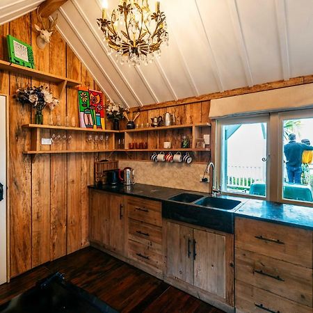 The Settlers Hut Villa Oneroa Bagian luar foto