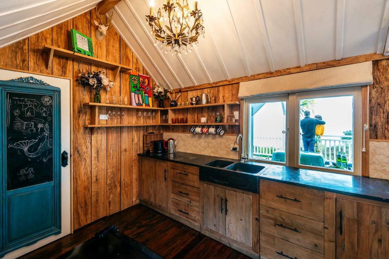 The Settlers Hut Villa Oneroa Bagian luar foto