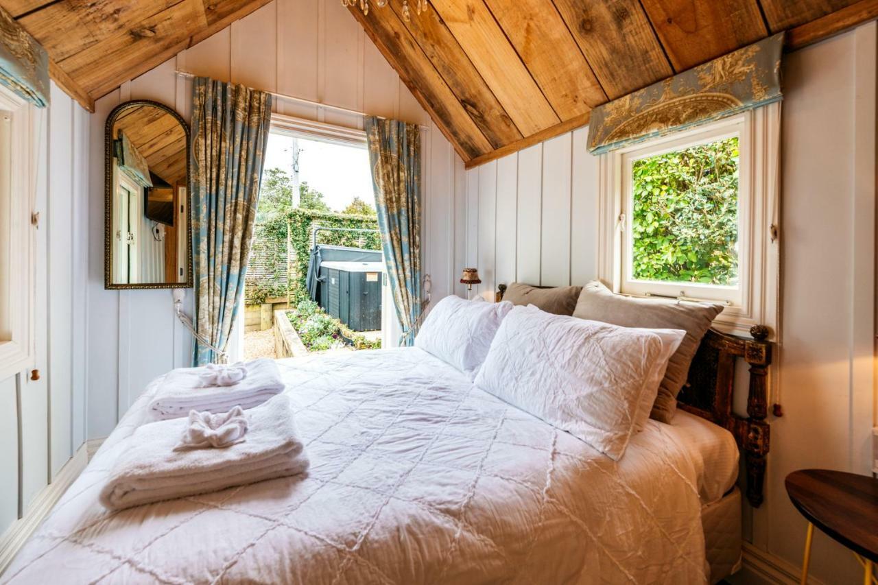 The Settlers Hut Villa Oneroa Bagian luar foto