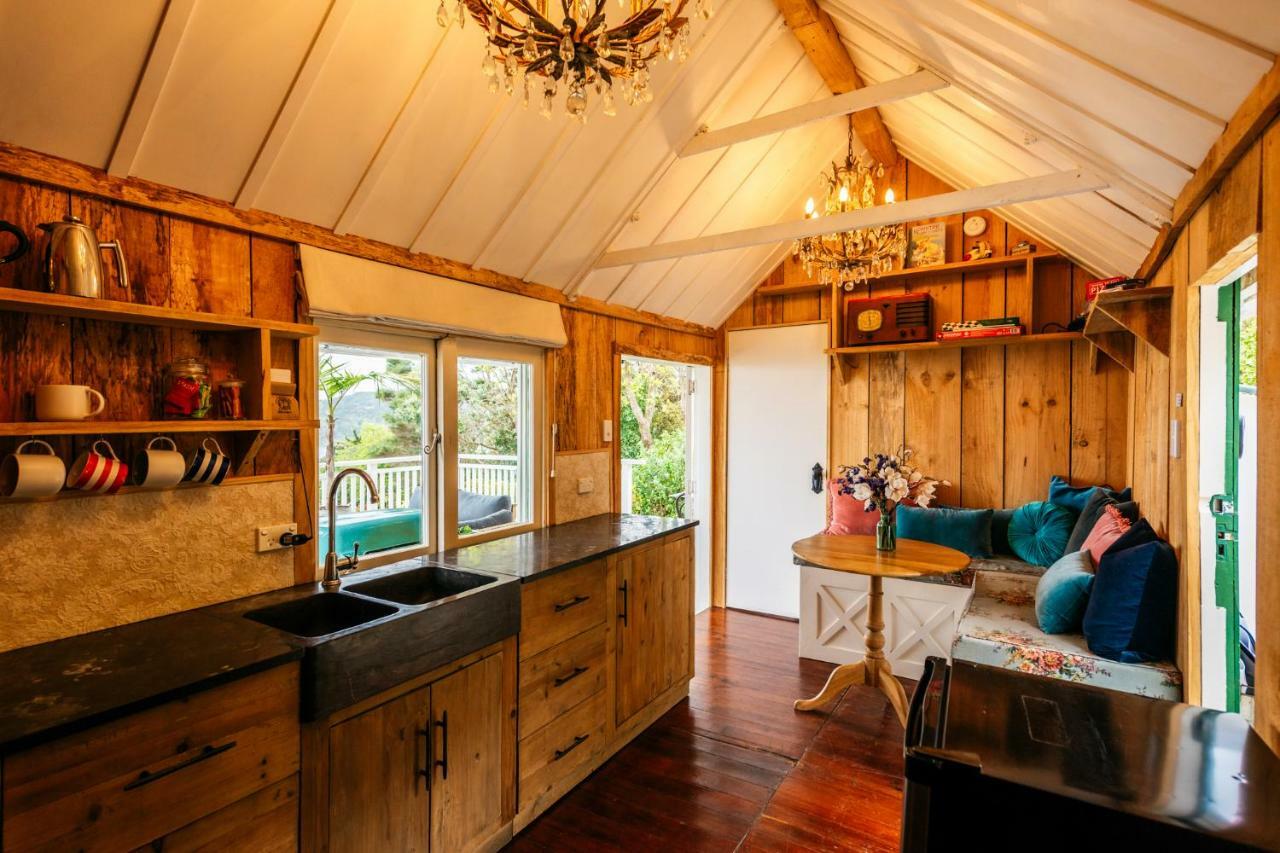The Settlers Hut Villa Oneroa Bagian luar foto