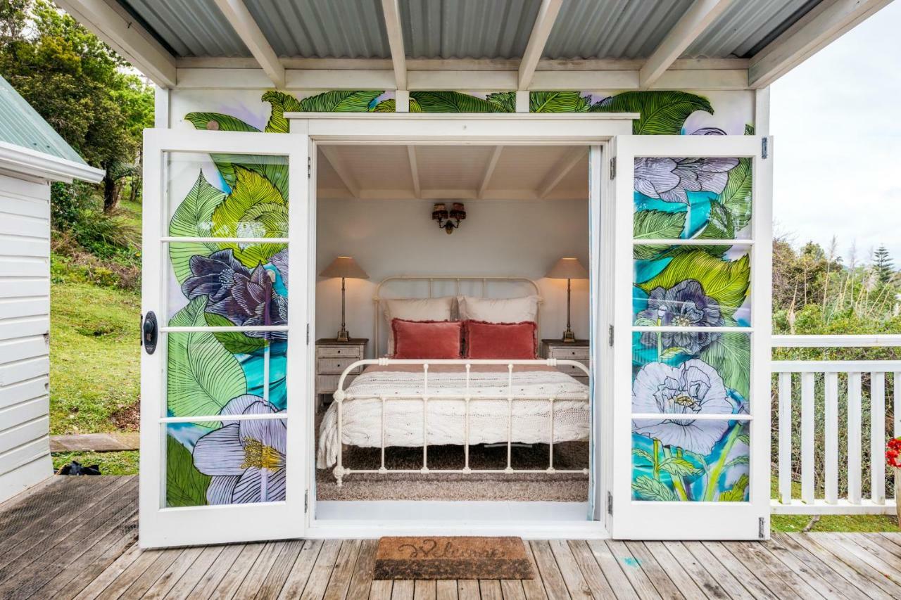 The Settlers Hut Villa Oneroa Bagian luar foto
